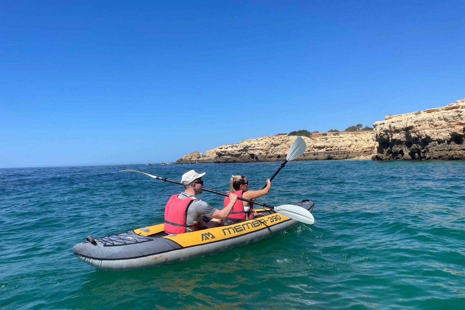 Playas, cuevas y lugares secretos Visita guiada en kayak