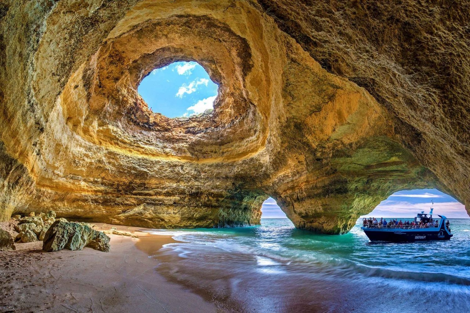 Portimão: Cuevas de Benagil y Observación de Delfines con Biólogo