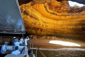 Portimão: Benagil-grotter og øko-katamaran-tur på Guldkysten