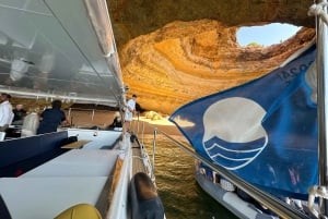 Portimão: Benagil-grotter og øko-katamaran-tur på Guldkysten