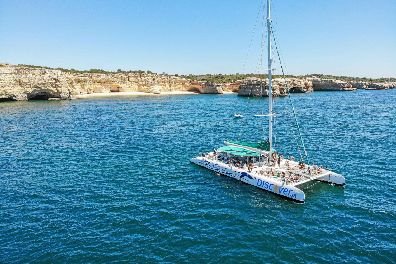 Portimão: catamarancruise van een halve dag naar Benagil en Carvoeiro