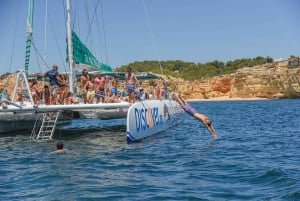 Portimão: catamarancruise van een halve dag naar Benagil en Carvoeiro