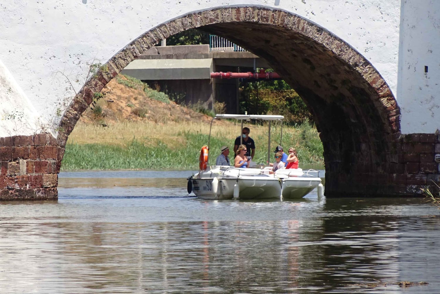 Portimão: Silves & Arade-joen historiakierros aurinkoveneellä.