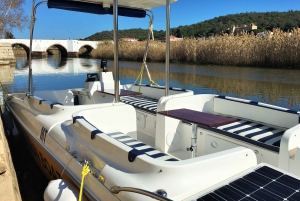 Portimão: Silves & Arade-joen historiakierros aurinkoveneellä.