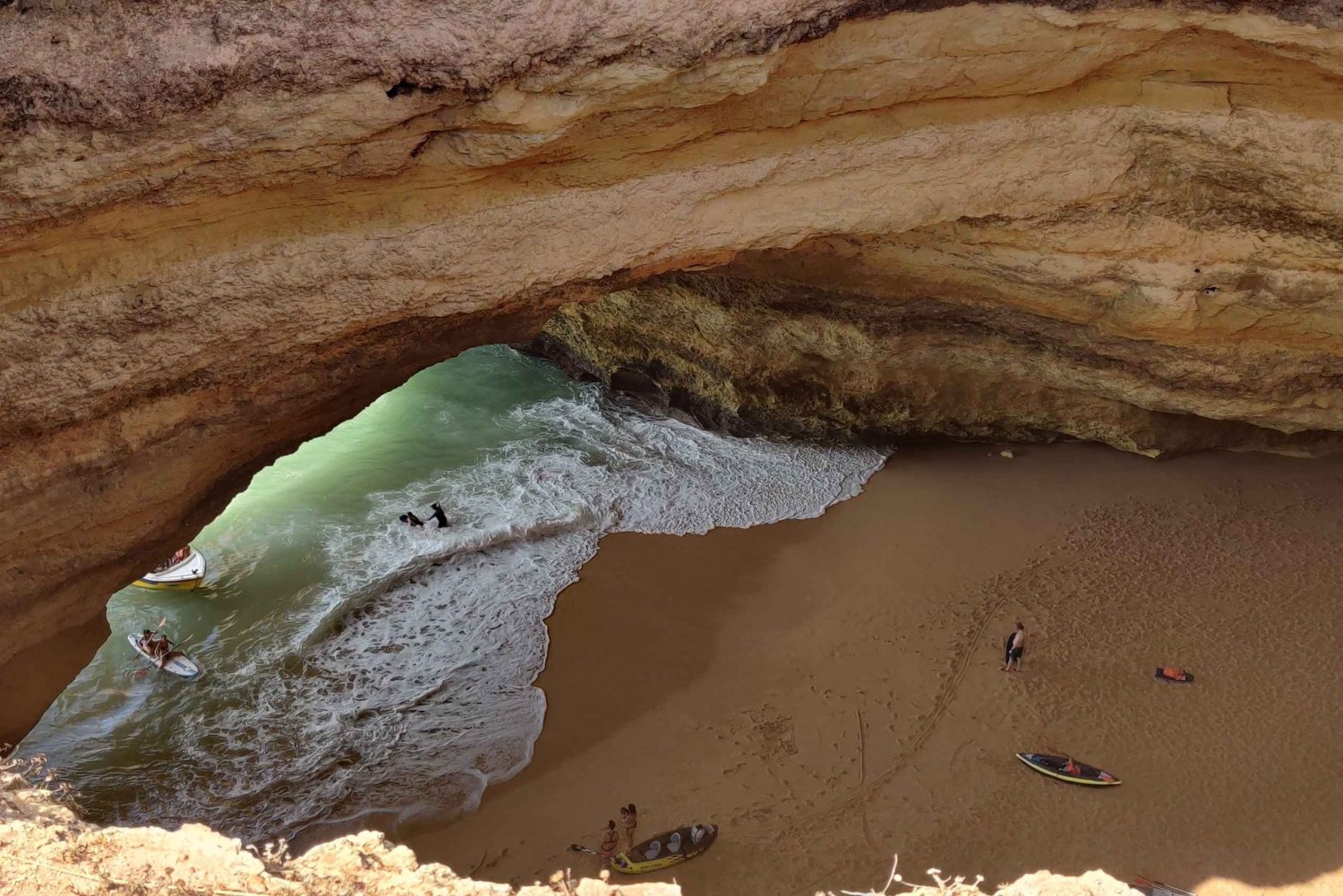 Quarteira : Croisière guidée en catamaran d'une journée dans la grotte de Benagil et boisson