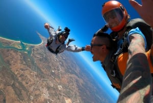 Skydive Algarve : Saut en parachute en tandem à 10 000 pieds (jusqu'à 15 000 pieds)