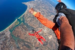 Skydive Algarve : Saut en parachute en tandem à 10 000 pieds (jusqu'à 15 000 pieds)