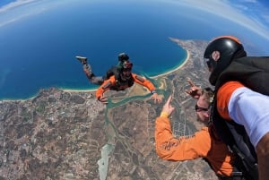 Skydive Algarve: Tandem Skydiving 10.000ft (up to 15.000ft)