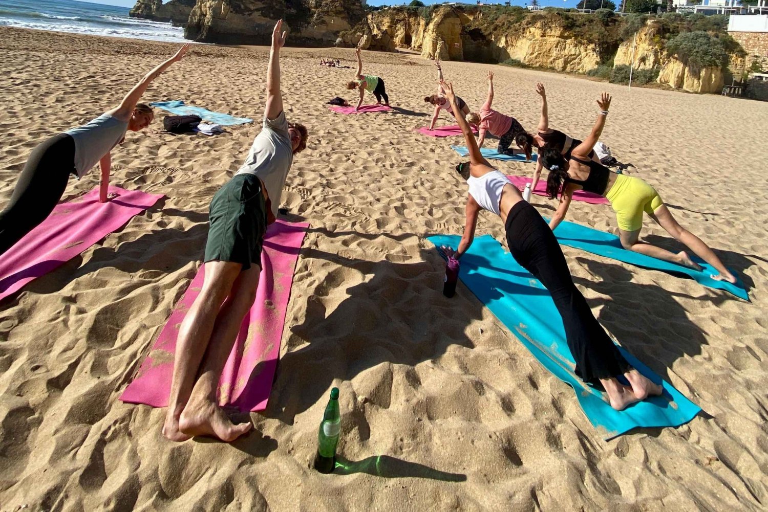 Yoga en la playa al amanecer en Lagos por el Sol Lifestyle