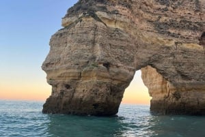 Passeio de barco ao pôr do sol nas cavernas de Benagil