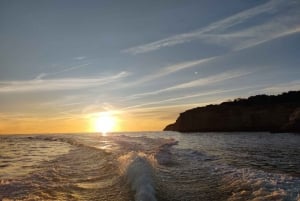 Passeio de barco ao pôr do sol nas cavernas de Benagil