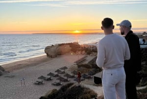 Kysttur ved solnedgang med champagne og middag