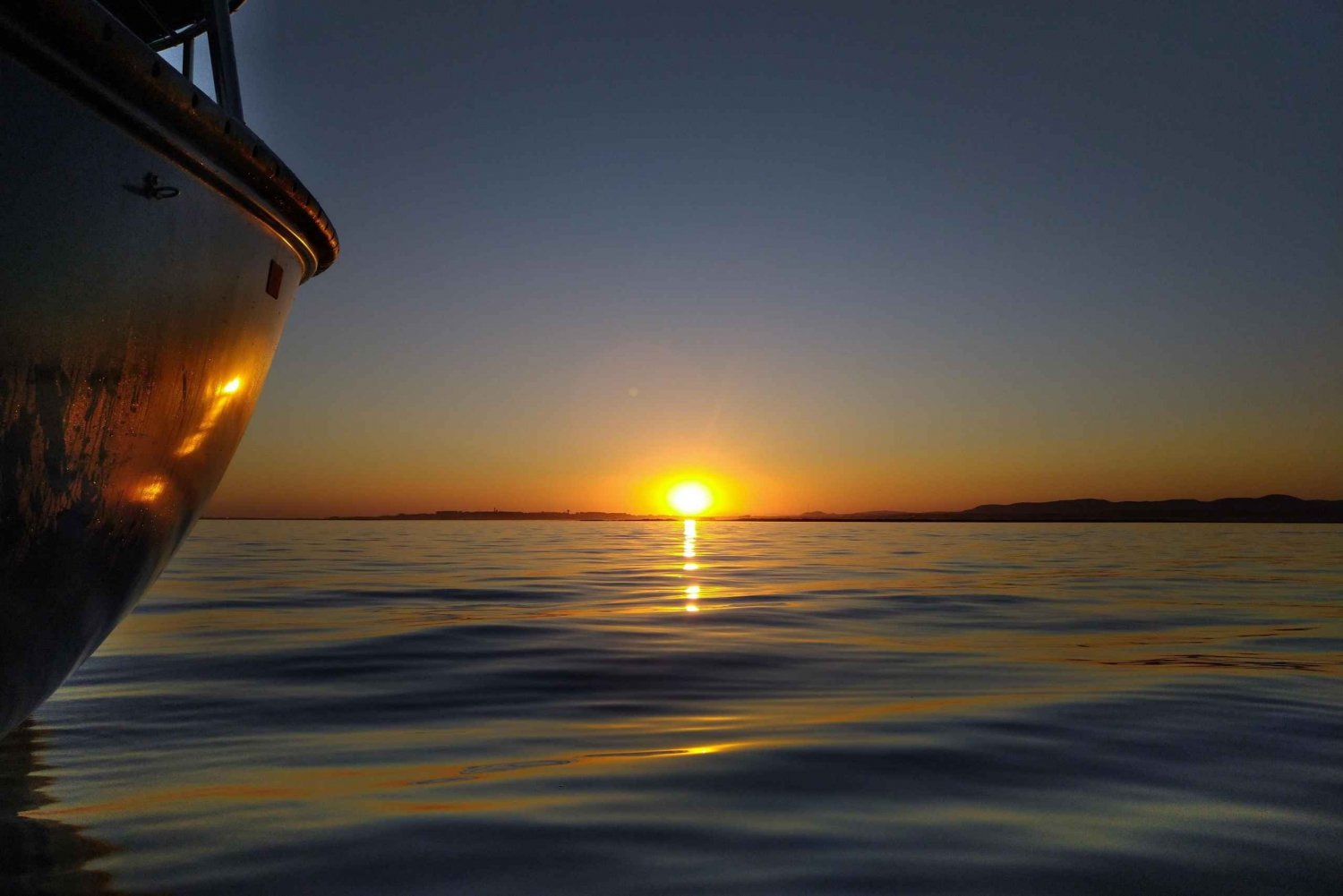 Sonnenuntergang auf einem klassischen Boot in der Ria Formosa Olhão, Getränke und Musik.