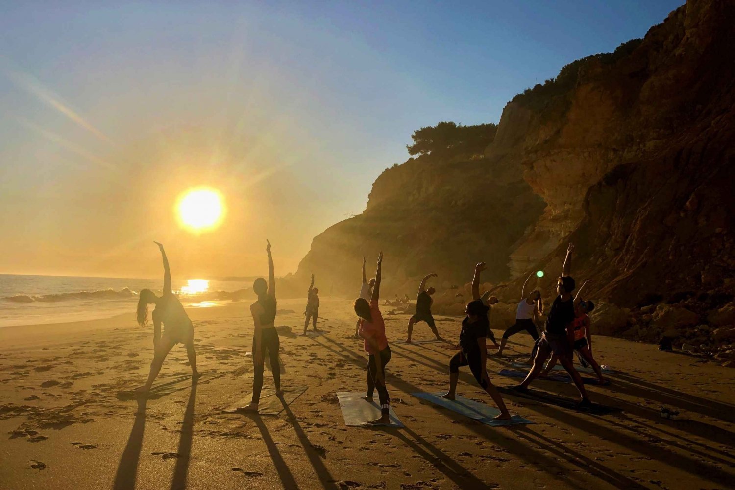 Yoga vid solnedgången på Lagos vackra strand av el Sol Lifestyle