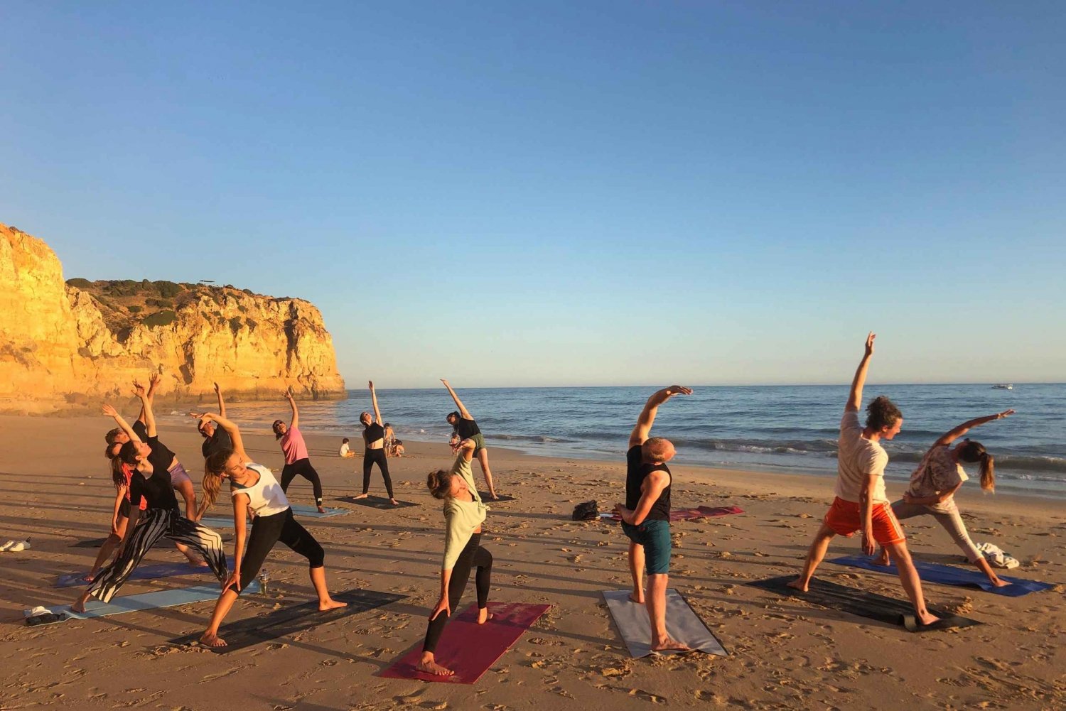 Yoga al atardecer en la hermosa playa de Lagos por el Sol Lifestyle in  Algarve