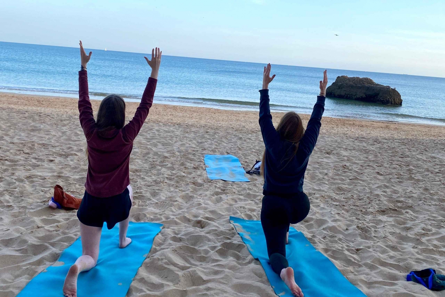 Yoga al tramonto sulla bellissima spiaggia di Portimaos con el Sol Lifestyle