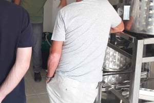 Visita a una cervecería artesanal con degustación.