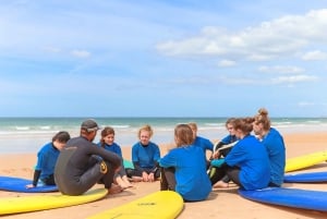 Vilamoura: Aula de surfe de 2 horas na Praia da Falésia