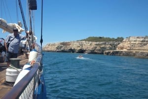 Vilamoura: 3-godzinny rejs żaglówką po wybrzeżu Algarve + otwarty bar