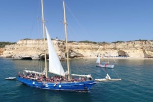 Vilamoura: 3-godzinny rejs żaglówką po wybrzeżu Algarve + otwarty bar