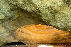 Виламора: круиз на катамаране к пещере Бенагил с гидом и напитком