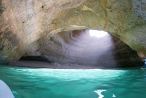 Vilamoura: Privat båttur til Benagil-hulen og Marinha-stranden