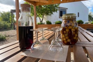 Wandel door de heuvels met een lokale geitenhoeder en zijn geiten