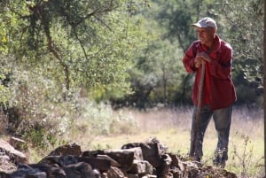 Wandel door de heuvels met een lokale geitenhoeder en zijn geiten