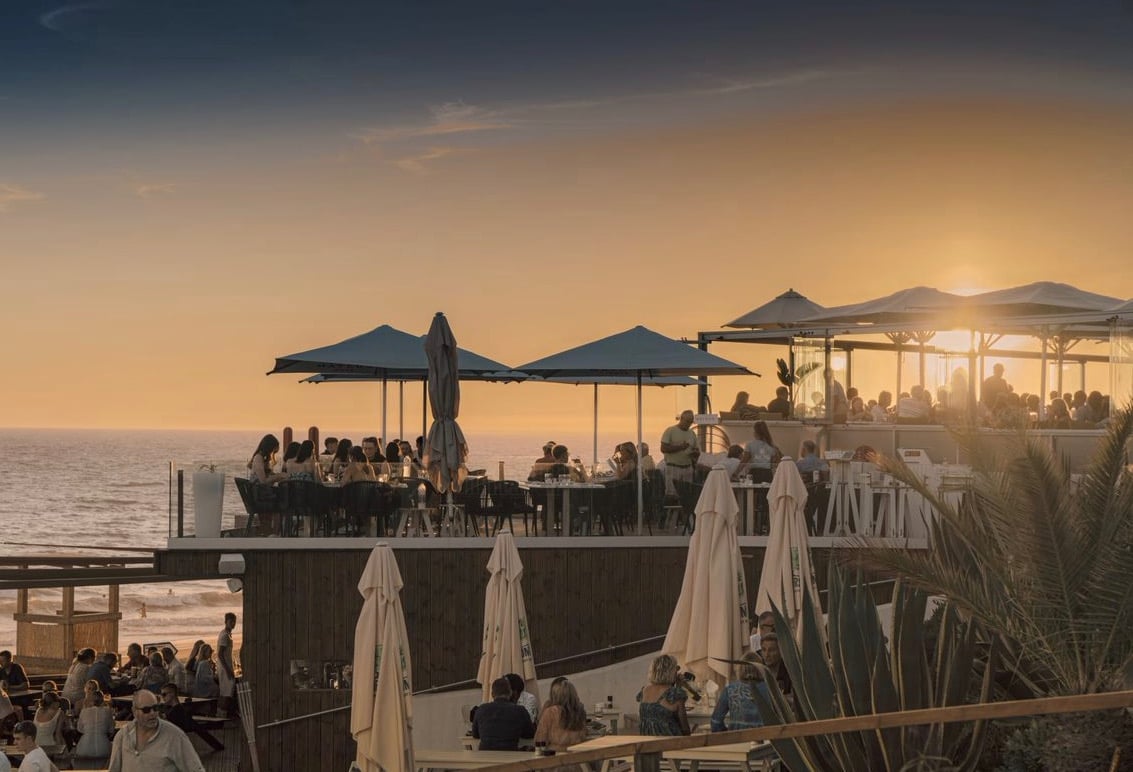 Terraza Privada con Vistas al Mar en el Restaurante de Playa de Julia