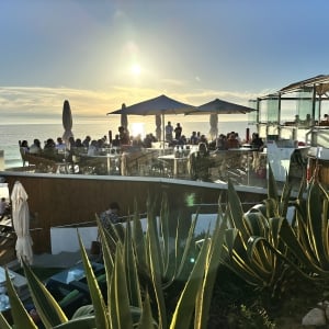 Privéterras met uitzicht op zee bij Restaurant Julia's Beach