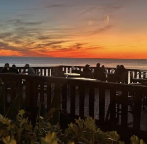 Privat terrasse med havutsikt på Julia's Beach Restaurant