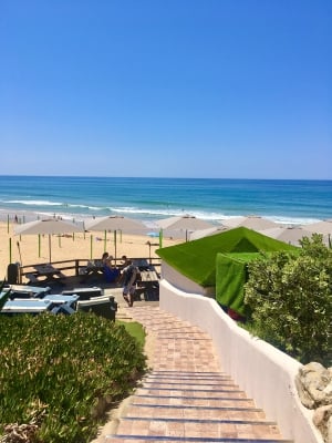 Privéterras met uitzicht op zee bij Restaurant Julia's Beach