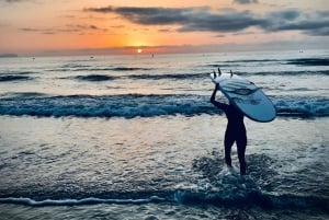 Alicante: 2 uur surfplankverhuur + Spaanse tapas en drankje