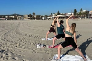 Alicante: Yoga-Kurs am Strand von Playa del Postiguet (Englisch)