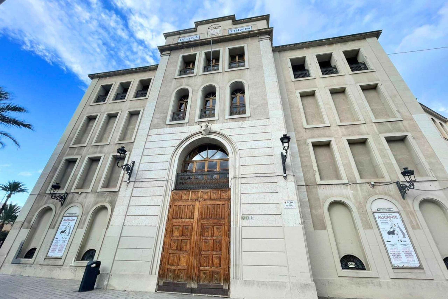 アリカンテ：闘牛場と城のガイド付きツアー、タクシー送迎付き