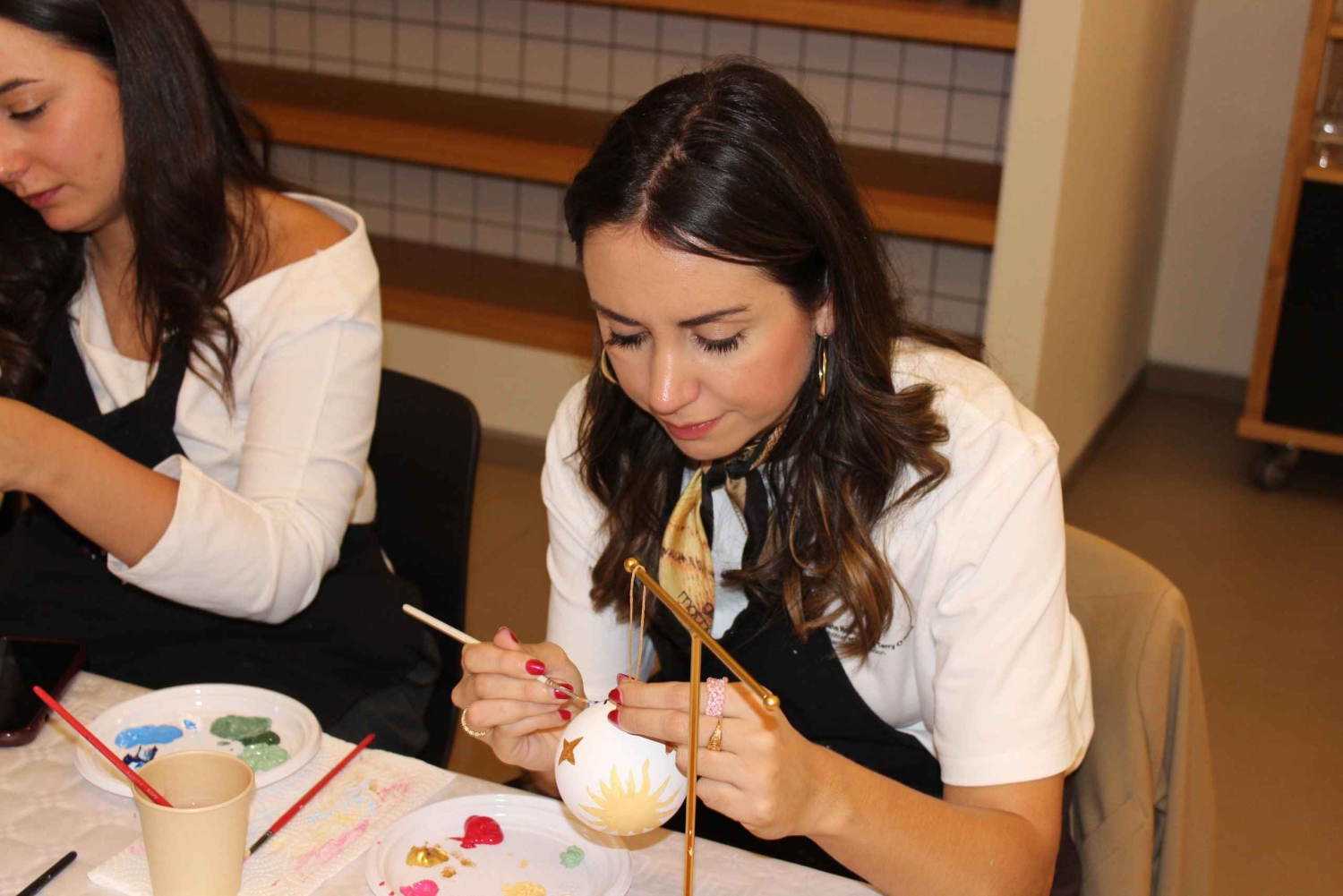 Alicante: laboratorio di pittura di decorazioni natalizie