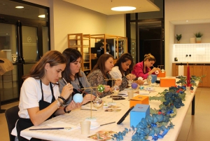 Alicante: laboratorio di pittura di decorazioni natalizie