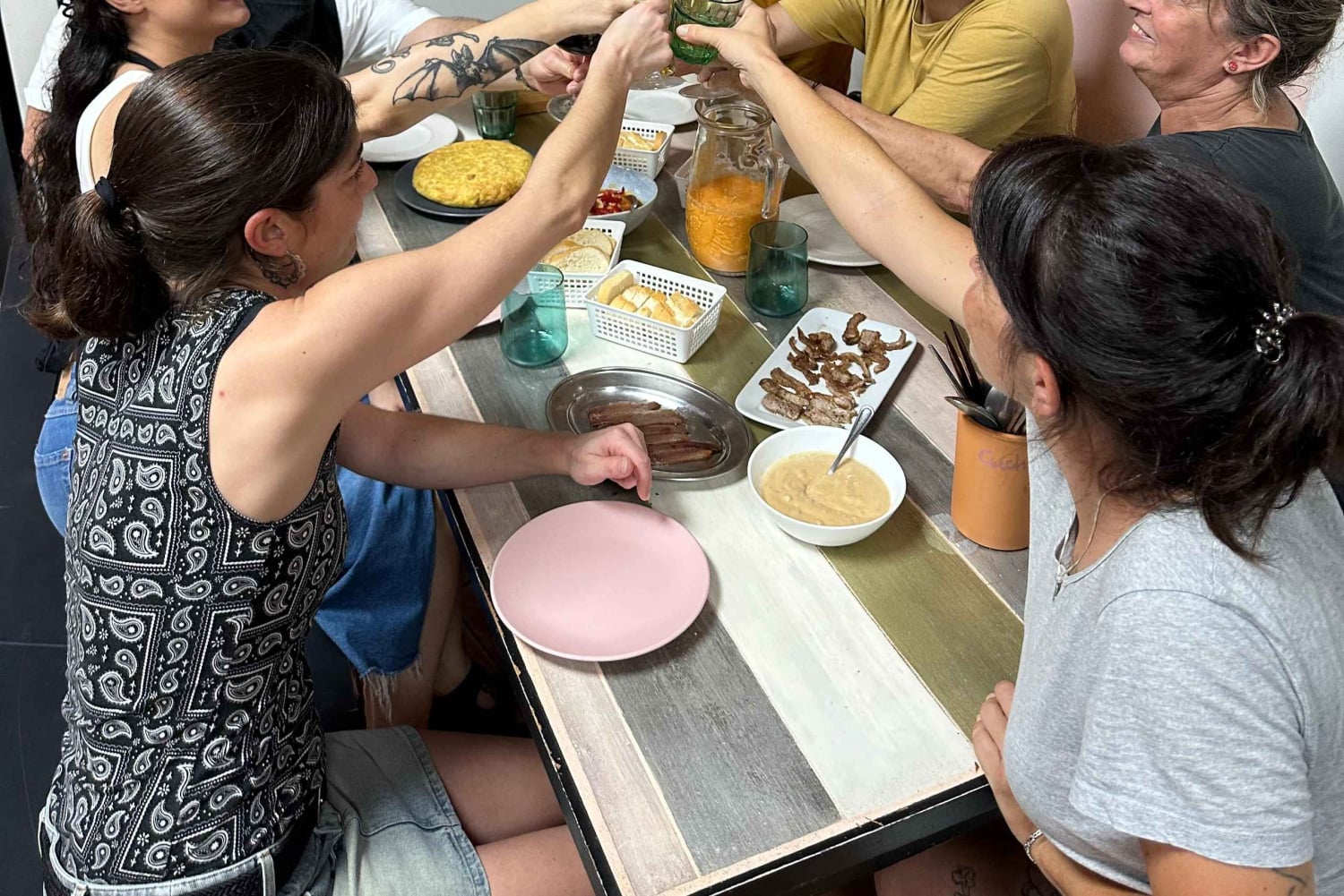 Alicante: clase de cocina de tapas españolas por la tarde con música en directo