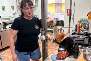 Alicante: clase de cocina de tapas españolas por la tarde con música en directo