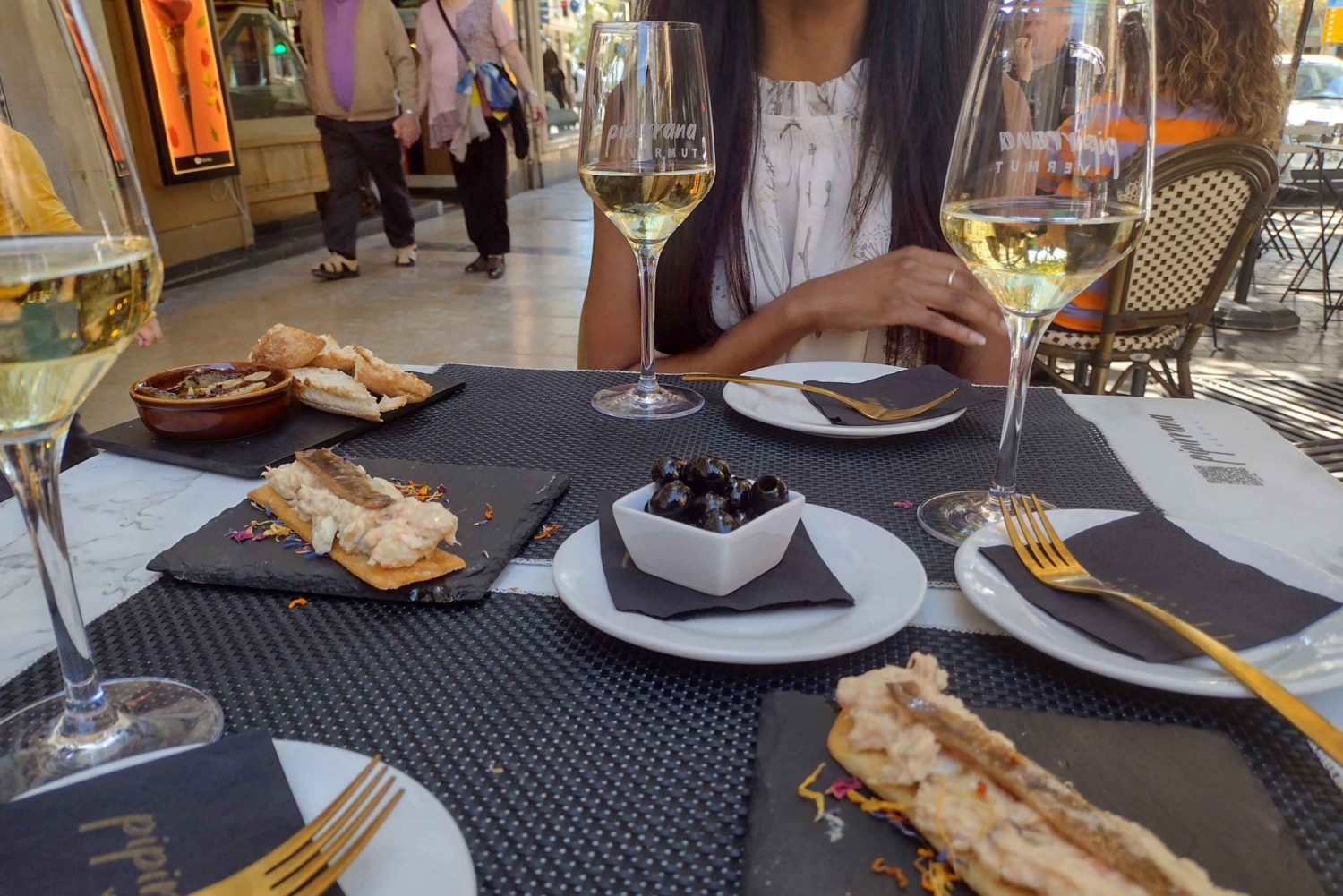 Alicante: Food Walking Tour with Wine Tasting and Tapas