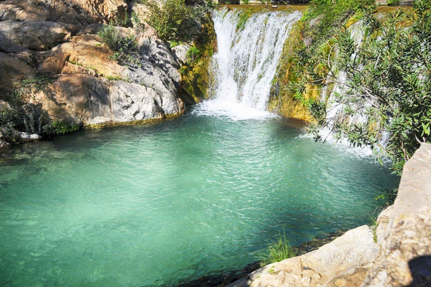 Alicante: naturaleza y cultura, Guadalest, cascadas y vino