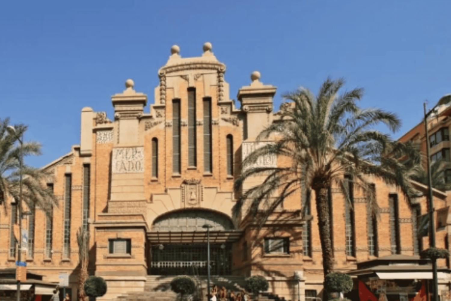 Alicante Tour VIP Plaza de Toros con Castillo o Mercado y tentempié en Van