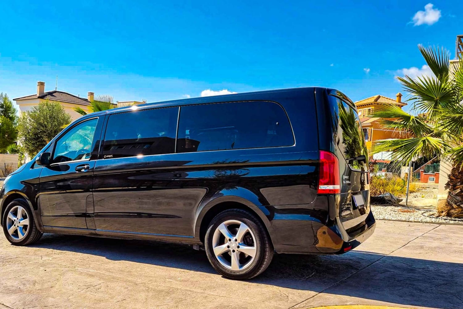 Benidorm: Alicante Airport VIP Transfer by Premium car