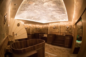 Cadiz: Beer Spa Entry Ticket with Beer and Local Snacks