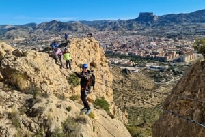 Elda: Ferrata Bolón, tirolina récord.