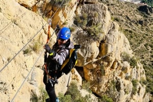 Elda: Ferrata Bolón, tirolina récord.