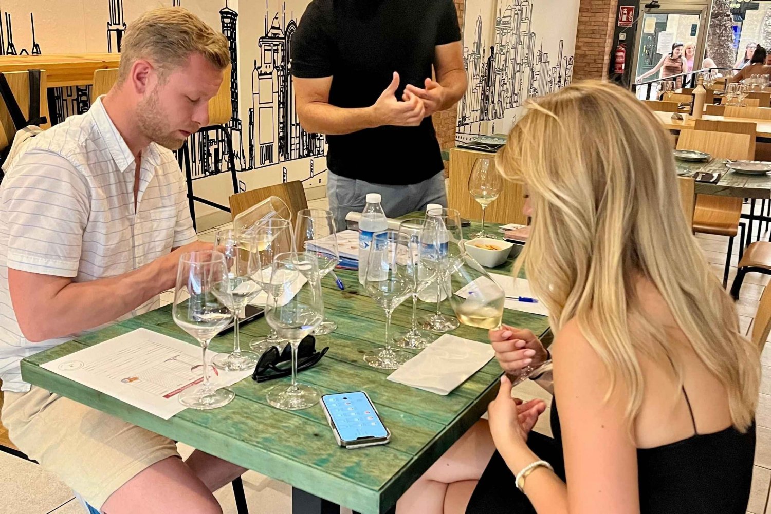 Flavors Route: Tasting of 5 Wines with Pairing in Alicante