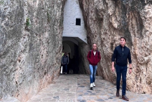 Von Alicante aus: Guadalest + Algar Wasserfälle Tour