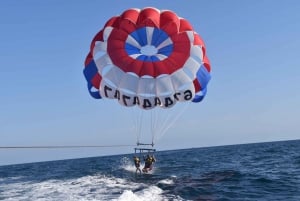 Alicante: Båttur och parasailingupplevelse med dryck