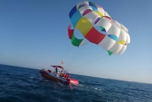 Alicante: Bootstour und Parasailing-Erlebnis mit Getränk